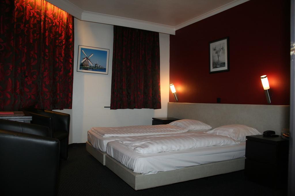 Hotel Admiraal Lanaken Bagian luar foto